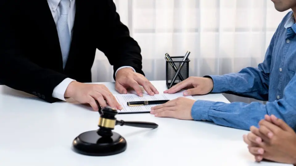 O fim de um relacionamento não precisa ser marcado por disputas judiciais intensas. A mediação familiar oferece uma alternativa mais humana e eficiente, ajudando pais a resolverem questões de divórcio e guarda de filhos com respeito e cooperação. Menos desgaste, mais soluções.