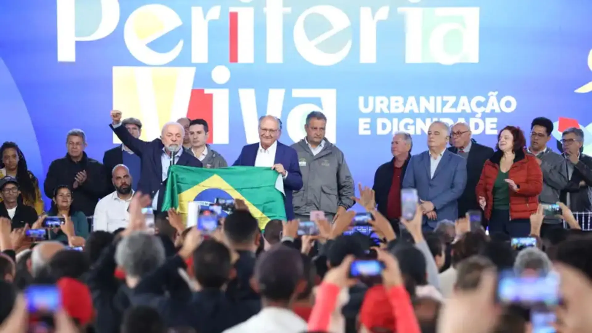 Homem é expulso de evento após chamar Lula de ladrão.