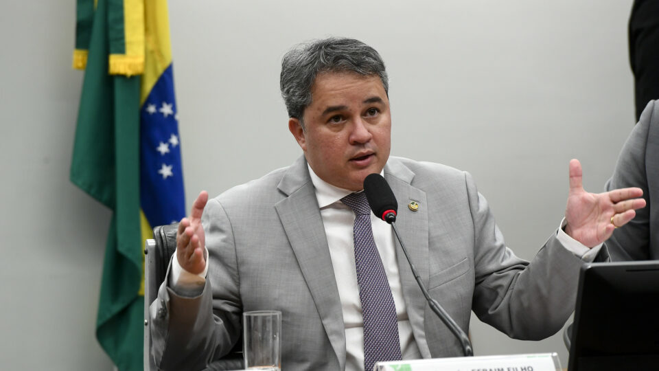Líder do União no Senado anuncia entrega de cargos no governo Lula após apoio de Michelle