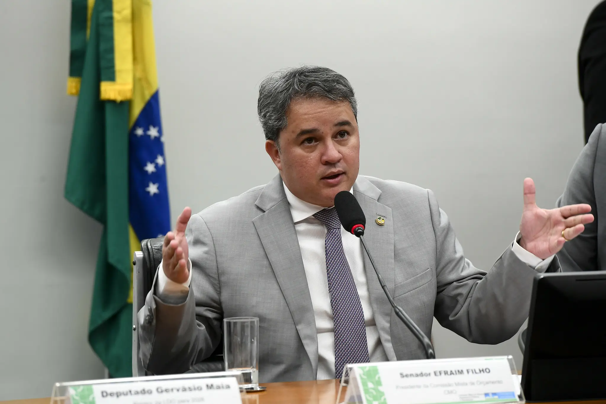 Líder do União no Senado anuncia entrega de cargos no governo Lula após apoio de Michelle