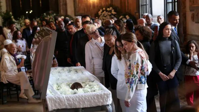 Janja é vaiada na saída do velório de Preta Gil