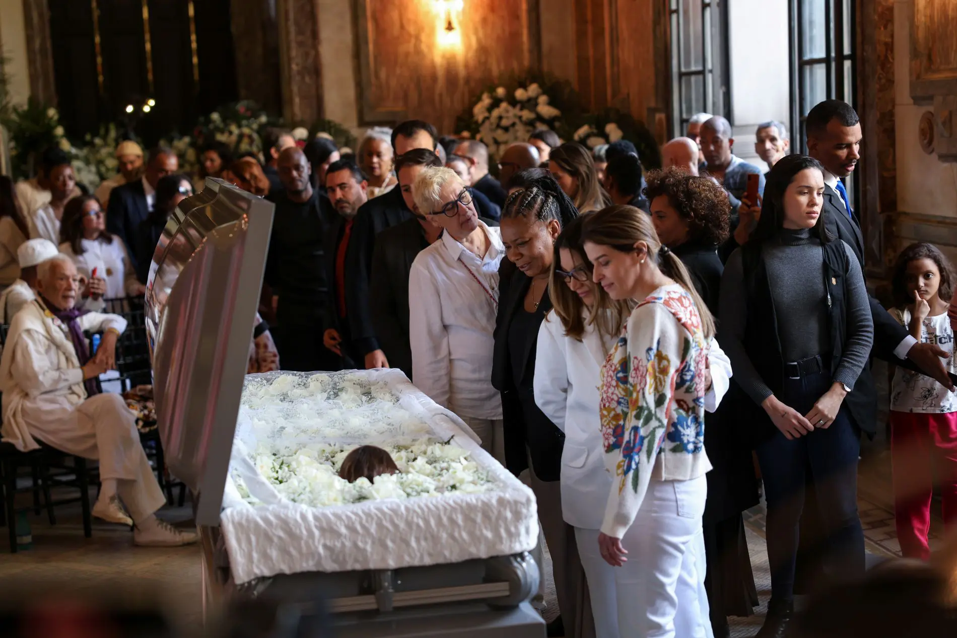 Janja é vaiada na saída do velório de Preta Gil