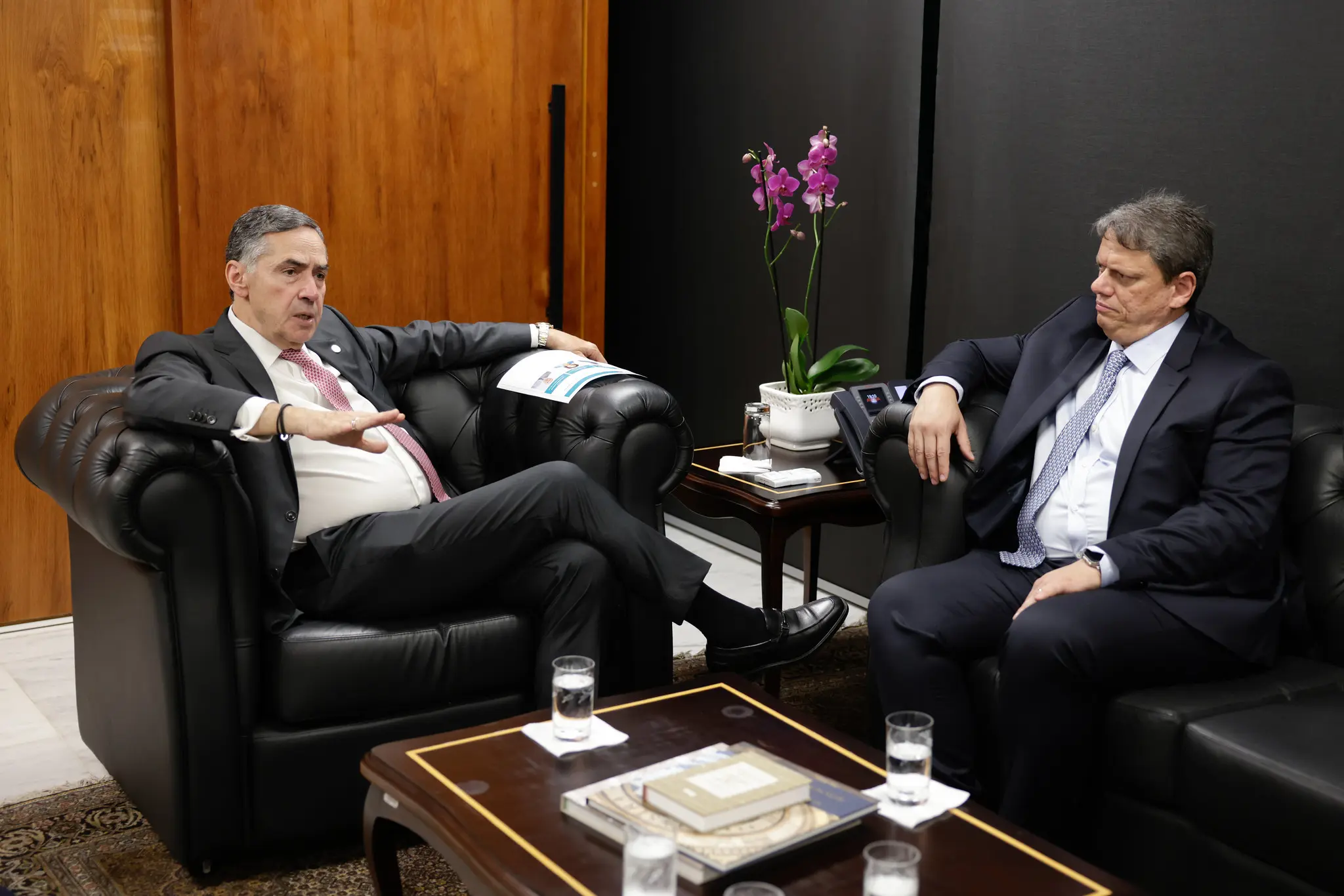 Luís Roberto Barroso e Tarcísio de Freitas no STF