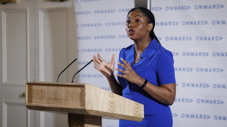 Kemi Badenoch diz que Milei seria “modelo” para seu governo no Reino Unido