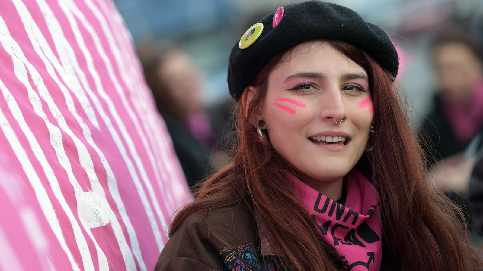 Manifestante participa de marcha pelo Dia da Mulher em Roma, em 2023: diferença política entre homens e mulheres têm explicação biológica.