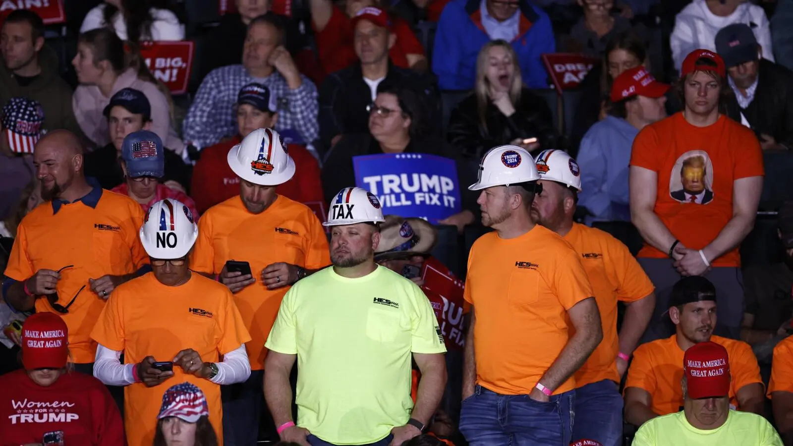 Apoiadores de Donald Trump durante comício em 2024: homens estão à direita das mulheres.