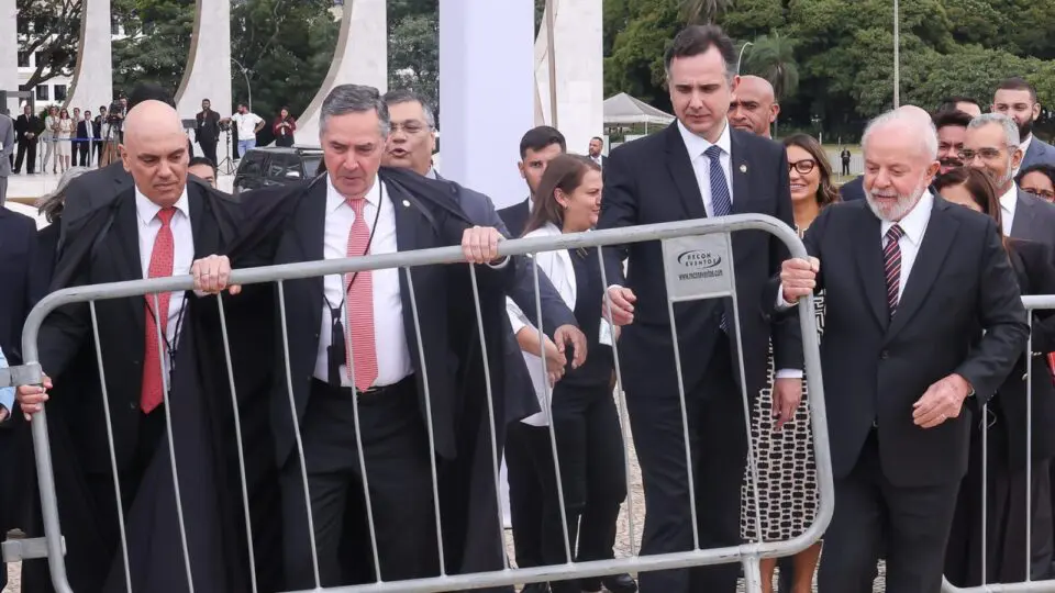 Moraes, Barroso, Lula e Rodrigo Pacheco retiraram as grades em frente ao STF no ano passado.