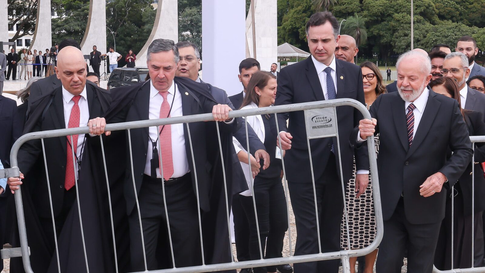 Moraes, Barroso, Lula e Rodrigo Pacheco retiraram as grades em frente ao STF no ano passado.