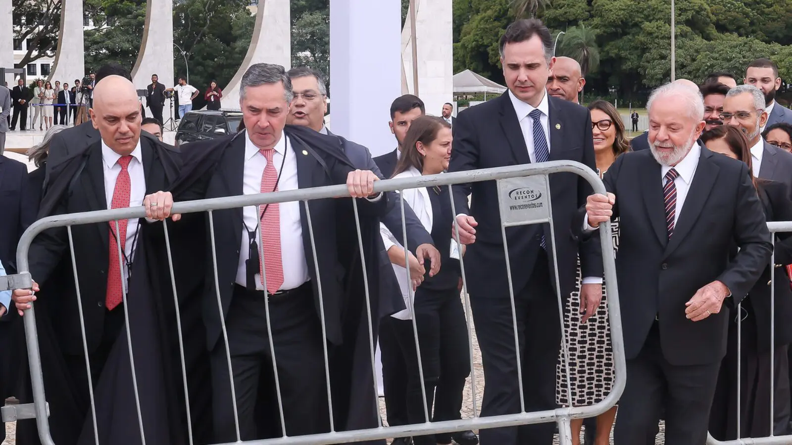 Moraes, Barroso, Lula e Rodrigo Pacheco retiraram as grades em frente ao STF no ano passado.