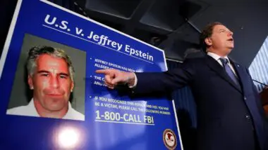O procurador federal Geoffrey Berman fala à imprensa após a prisão de Jeffrey Epstein por tráfico sexual, em Nova York, em 2019.