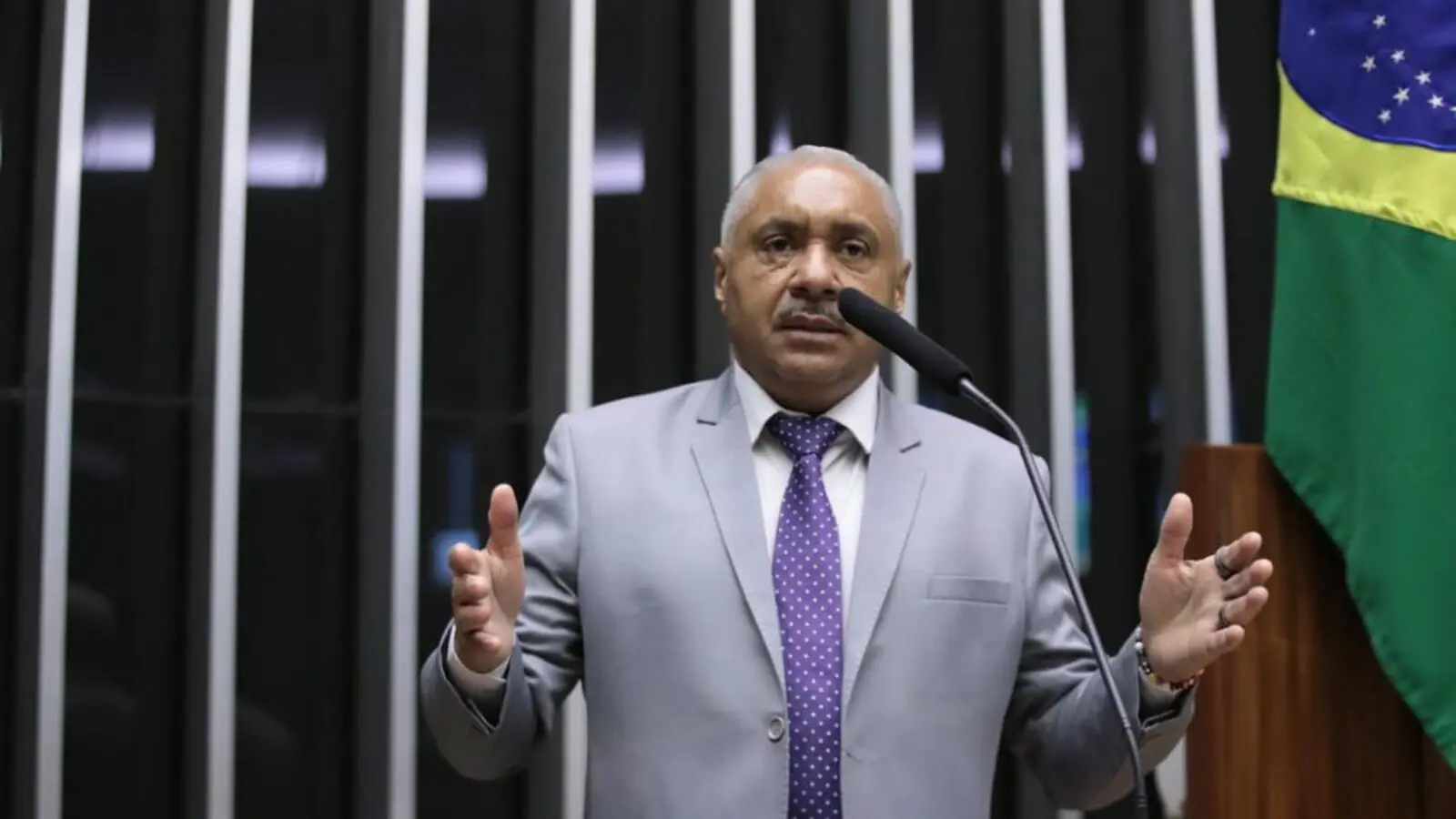 Tiririca na tribuna da Câmara dos Deputados: cena rara.