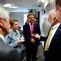 Senadores chegam aos EUA para negociar tarifas de Trump contra o Brasil