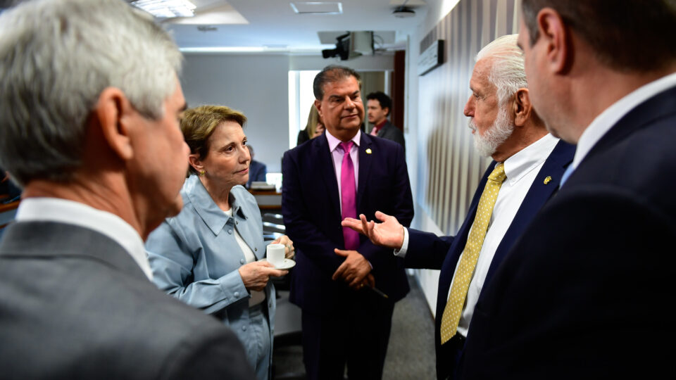 Senadores chegam aos EUA para negociar tarifas de Trump contra o Brasil