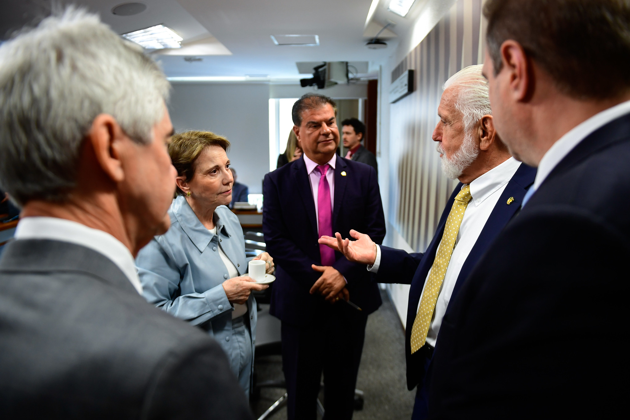 Tereza Cristina, Nelsinho Trad (gravata rosa) e Jaques Wagner (gravata amarela) fazem parte da comitiva de senadores brasileiros que buscam negociar o tarifaço.