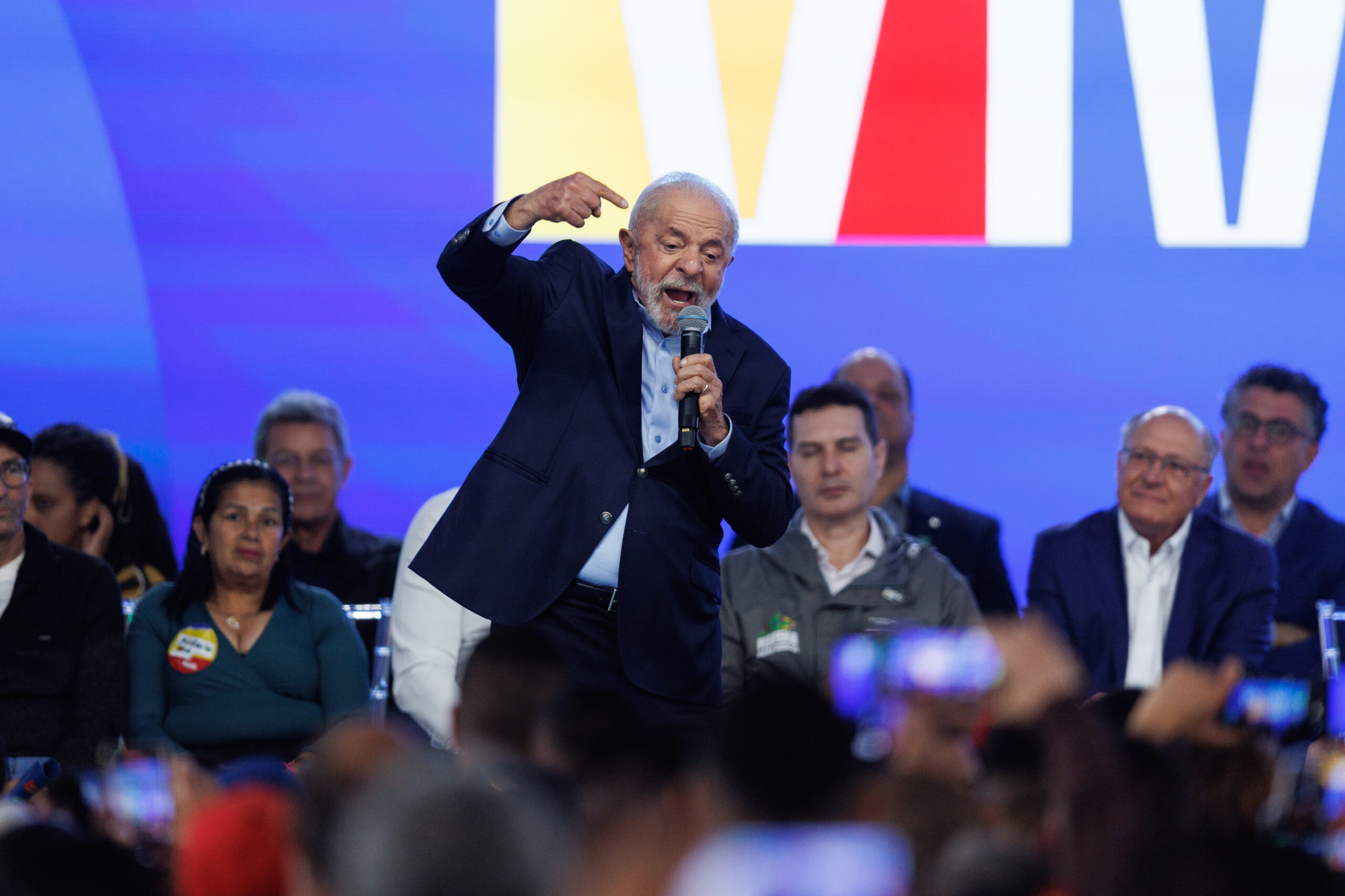 Em meio a tarifaço de Trump, Lula prepara pacote populista mirando reeleição