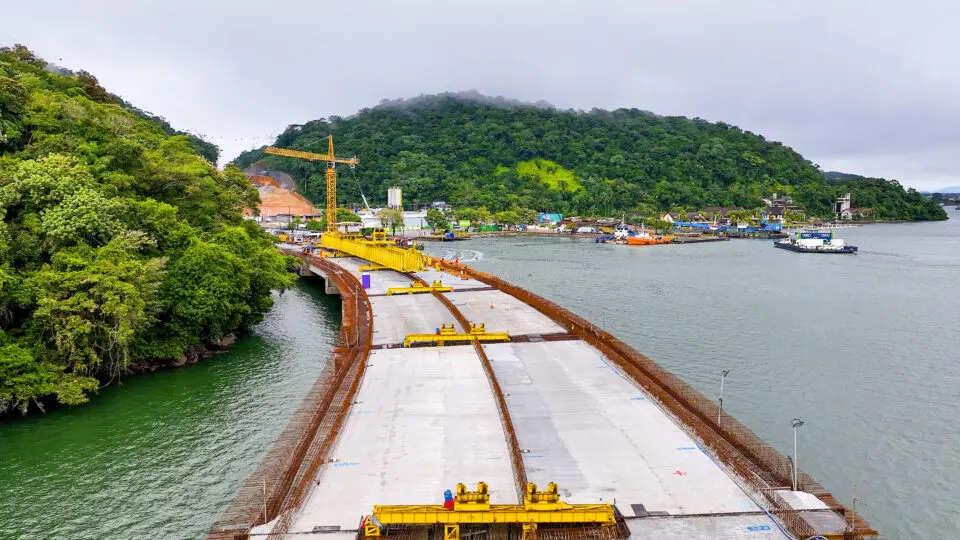 Obra da Ponte de Guaratuba alcança 65% de execução. Vão central conta com técnica que permite erguer grandes trechos sem pilares intermediários.