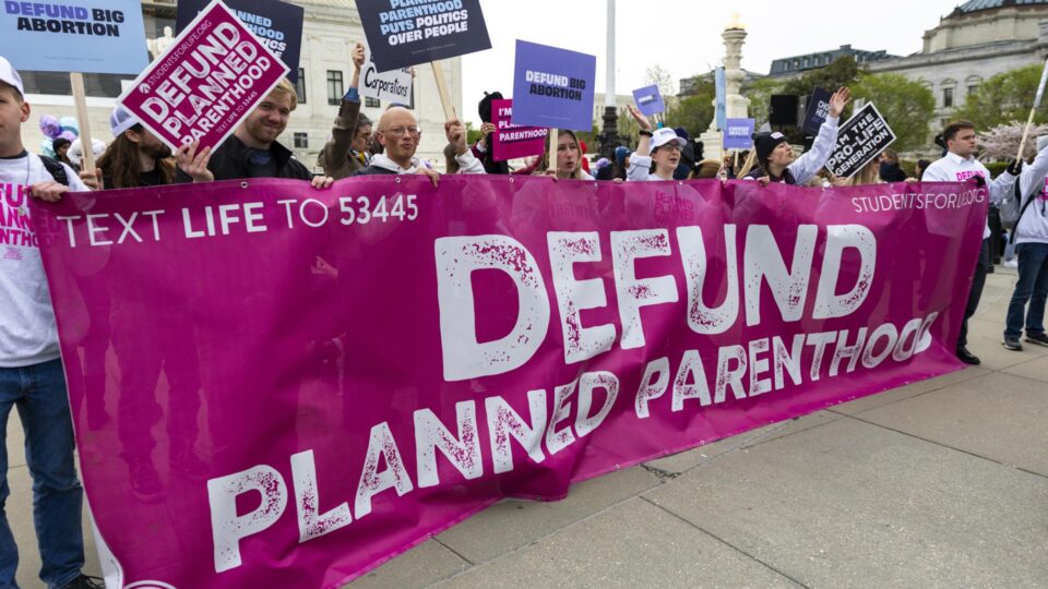 Juíza federal impede governo Trump de bloquear recursos da Planned Parenthood