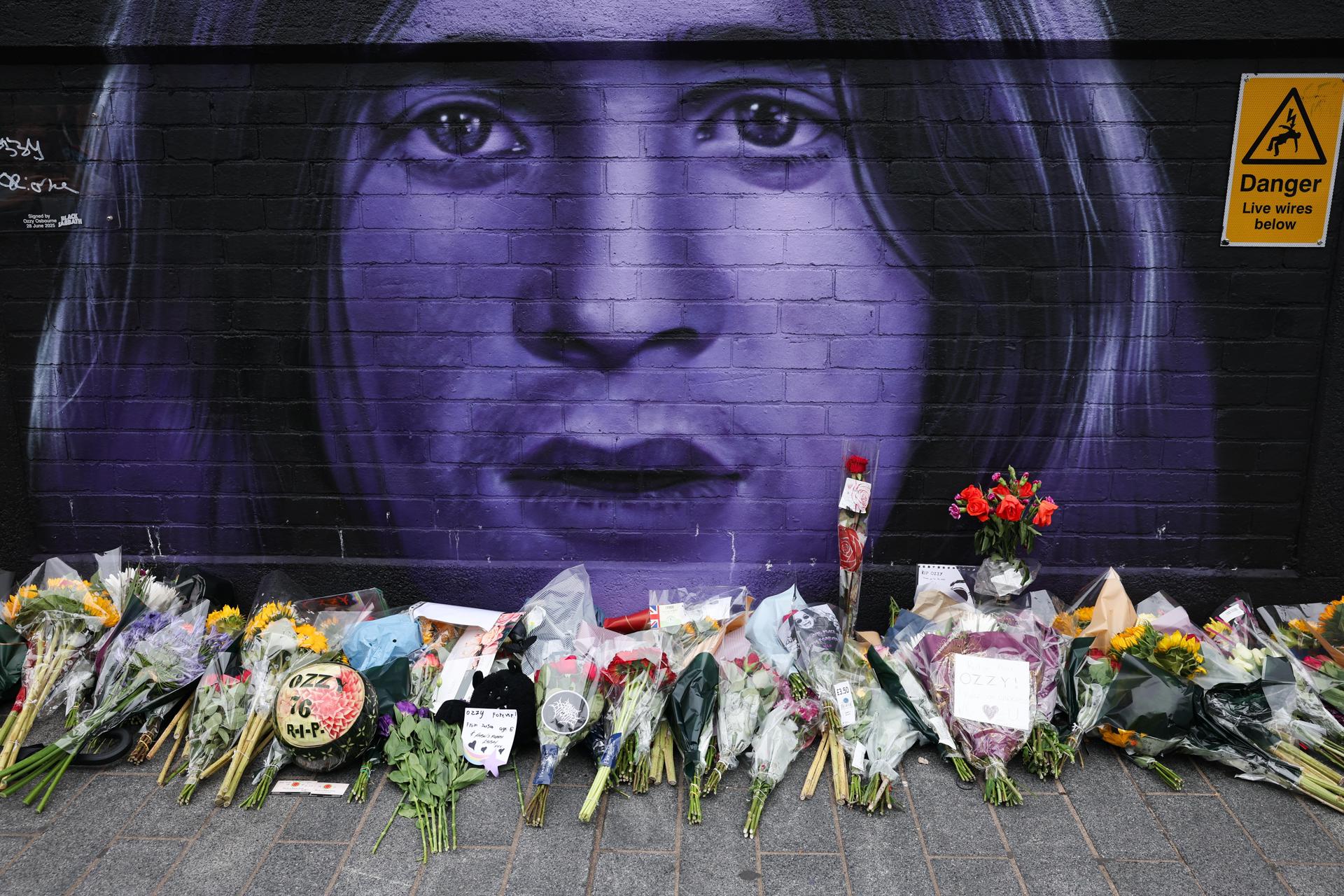 Mural com imagem de Ozzy Osbourne em Birmingham recebe flores após sua morte