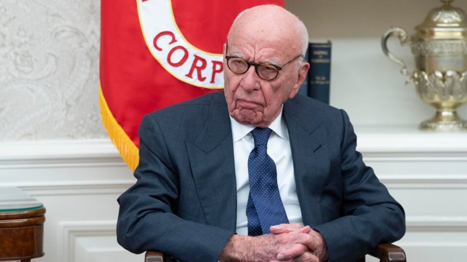 De “lendário” a “monte de lixo”: relacionamento entre Trump e donos da Fox News termina em processo