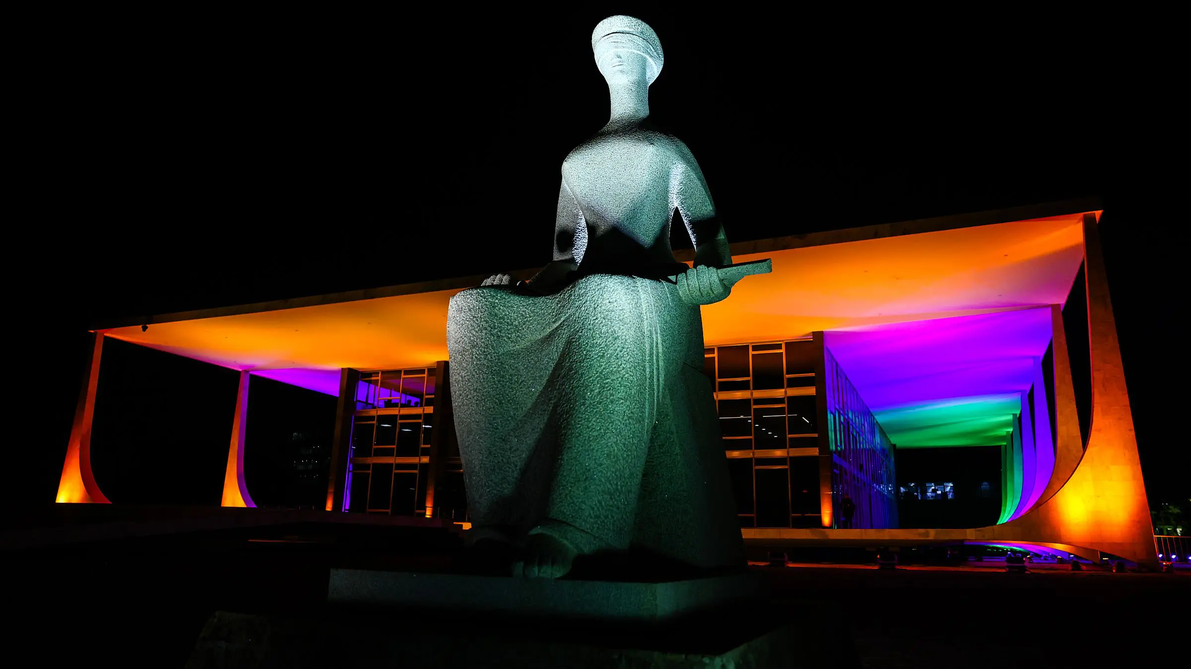 estatua stf exterior