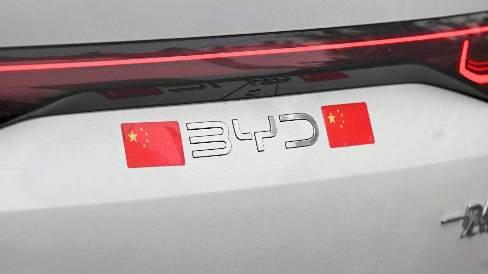 Traseira de carro fabricado pela montadora chinesa BYD, que está se instalando no Brasil.