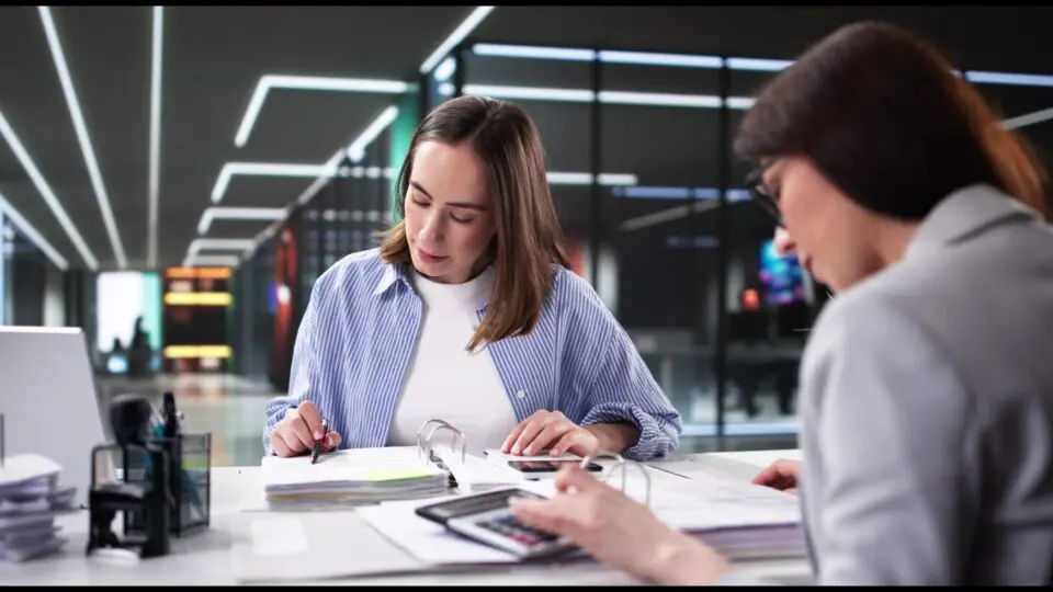 Por trás dos números, a transparência que a sociedade exige. Nosso time tributário trabalhando para que os titulares de cartório tenham contabilidade especializada, compliance mês a mês, tributário eficiente e economia como resultado