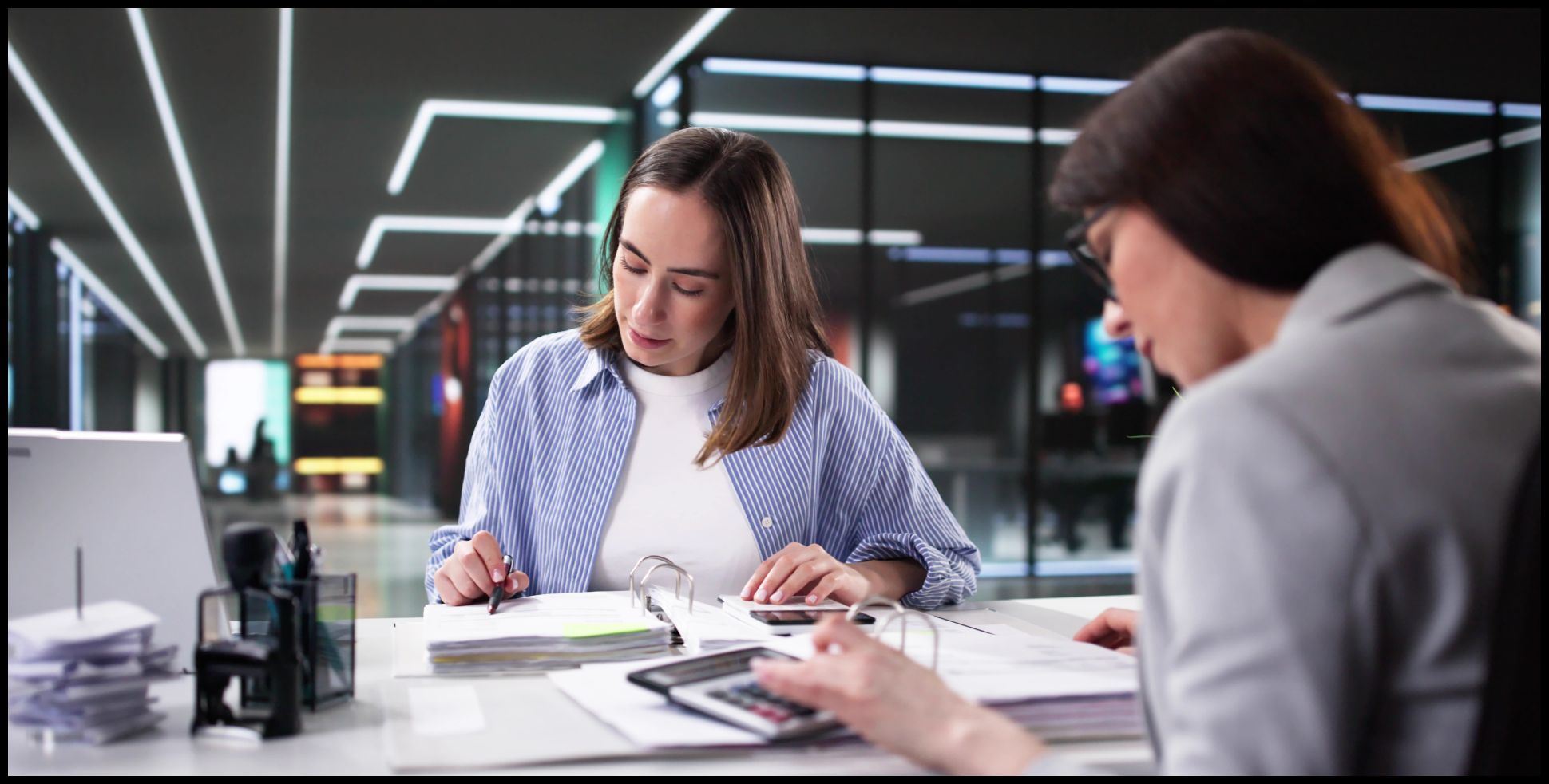 Por trás dos números, a transparência que a sociedade exige. Nosso time tributário trabalhando para que os titulares de cartório tenham contabilidade especializada, compliance mês a mês, tributário eficiente e economia como resultado