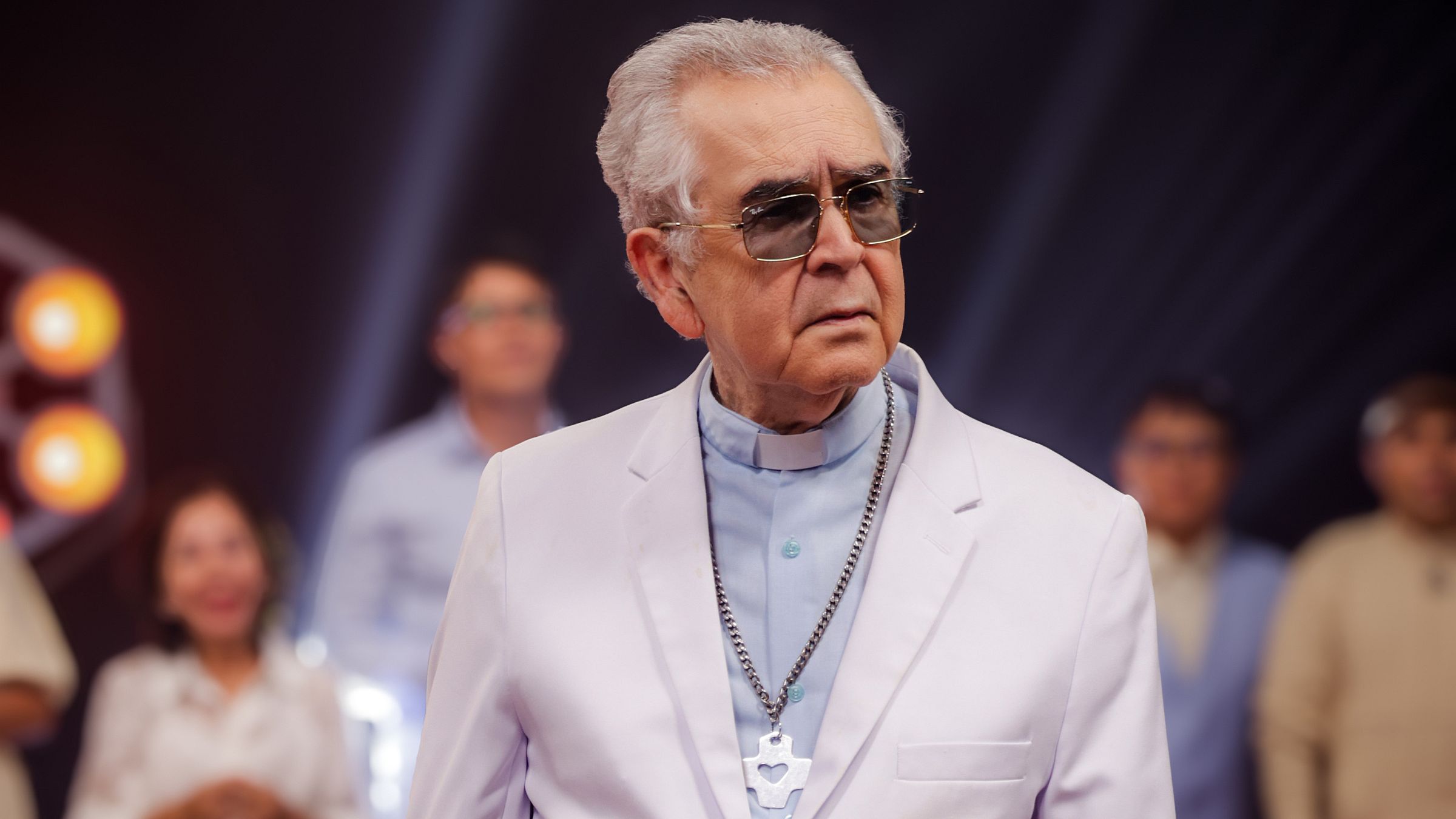 O padre Zezinho, 84 anos, durante as gravações do clipe comemorativo dos 50 anos de &#8220;Um certo galileu&#8221;.
