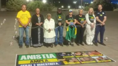 Advogados e familiares de presos do 8 de janeiro iniciaram uma vigília permanente, em Brasília, para clamar por anistia