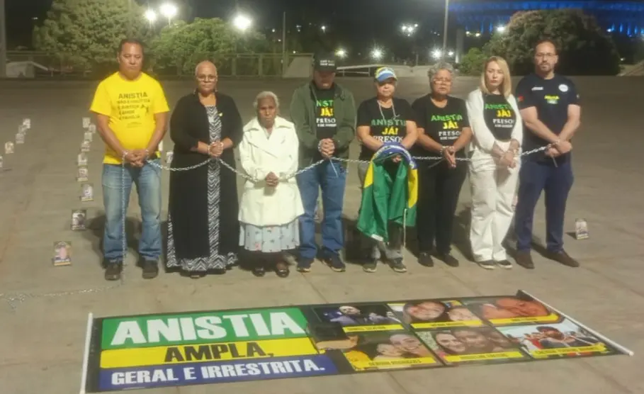 Advogados e familiares de presos do 8 de janeiro iniciaram uma vigília permanente, em Brasília, para clamar por anistia