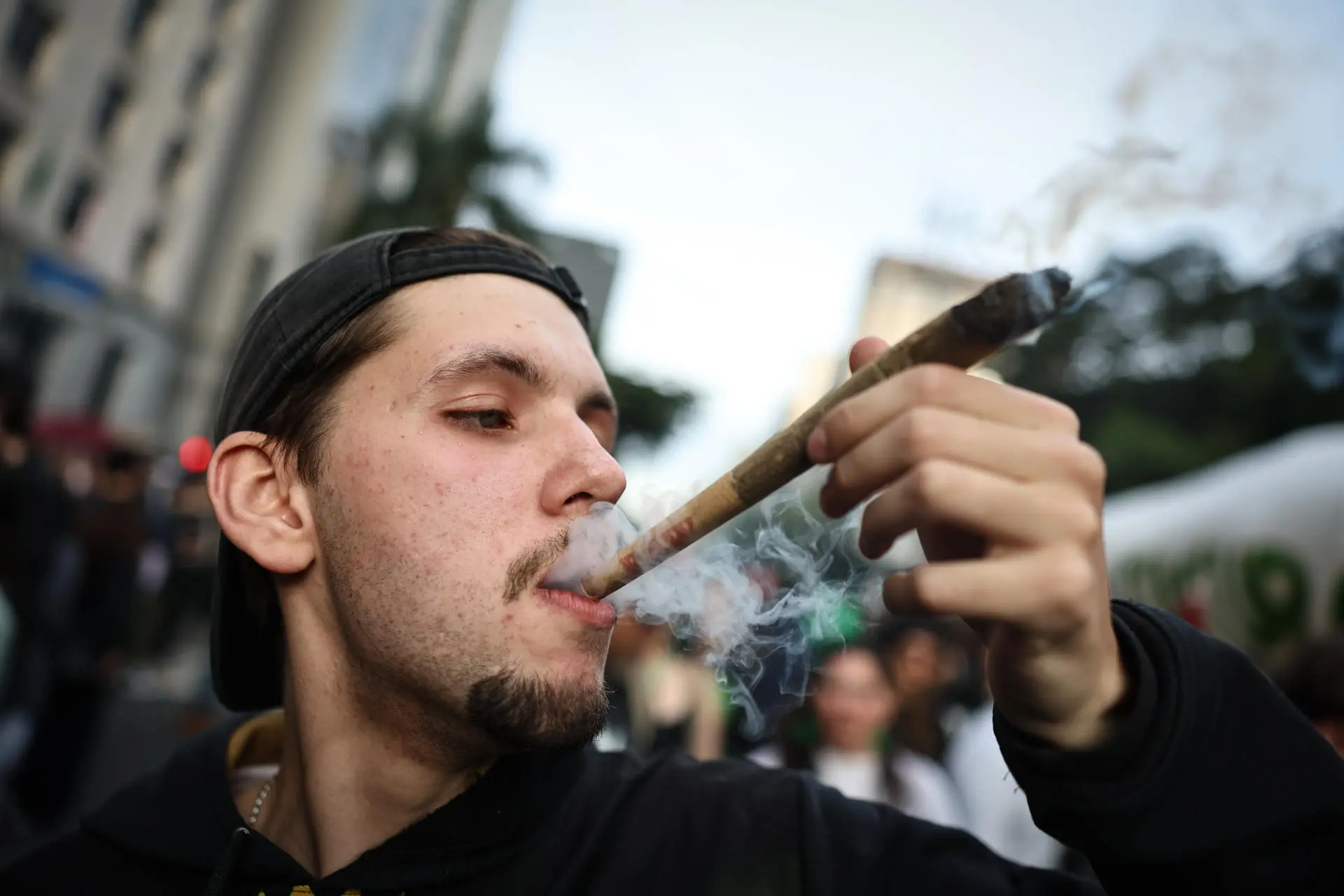 Um manifestante participa da Marcha da Maconha em São Paulo, no dia 14 de junho de 2025.