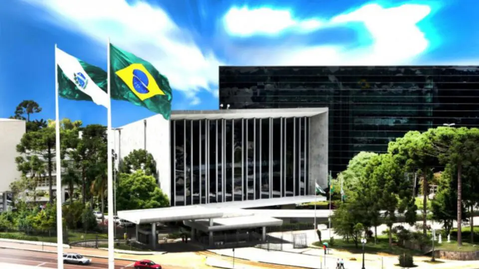 Assembleia Legislativa do Paraná suspendeu o uso de placas reservadas por 14 deputados após denúncia sobre irregularidades