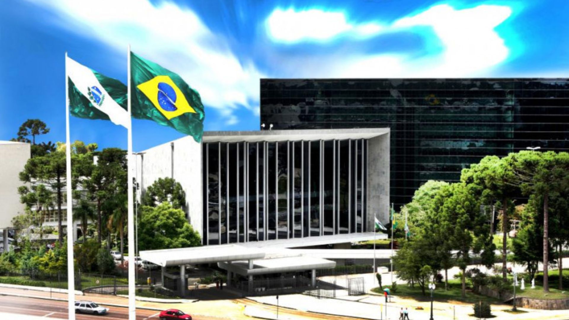 Assembleia Legislativa do Paraná suspendeu o uso de placas reservadas por 14 deputados após denúncia sobre irregularidades