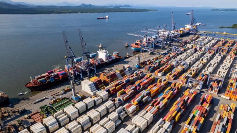Embarque de carne bovina eleva movimentação de contêineres no porto de Paranaguá