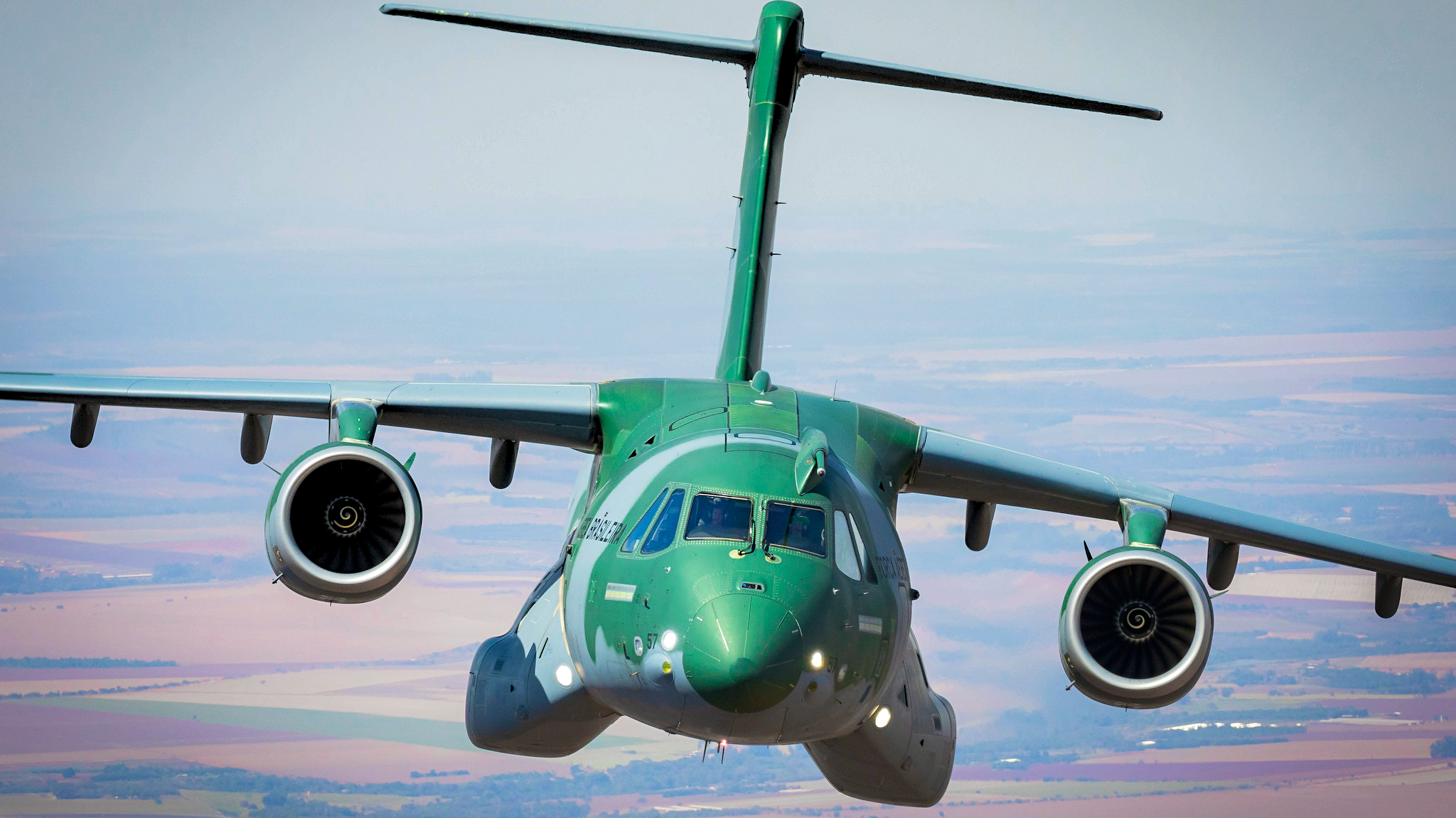 Cargueiro militar KC-390 Millenium, da Embraer, sobrevoa o Distrito Federal: avião pode ser decisivo nos planos da fabricante de aviões em reforçar investimentos nos Estados Unidos