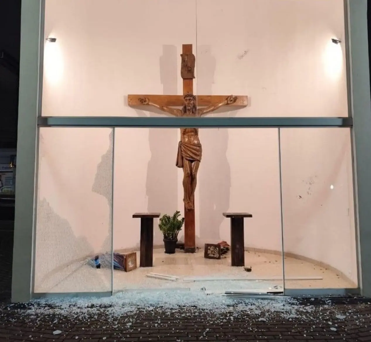 Paróquia de Loanda avalia danos e prepara substituição das imagens, após ataque que chocou a cidade.