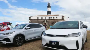 Governadores se unem contra proposta de corte de tarifas para carros chineses montados com kits no Brasil.