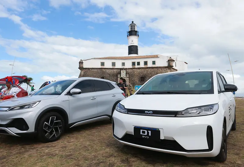Governadores se unem contra proposta de corte de tarifas para carros chineses montados com kits no Brasil.