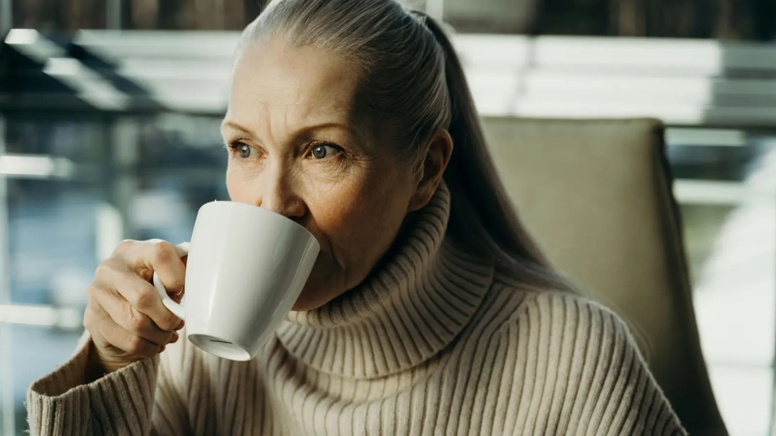 Idosa bebendo café.