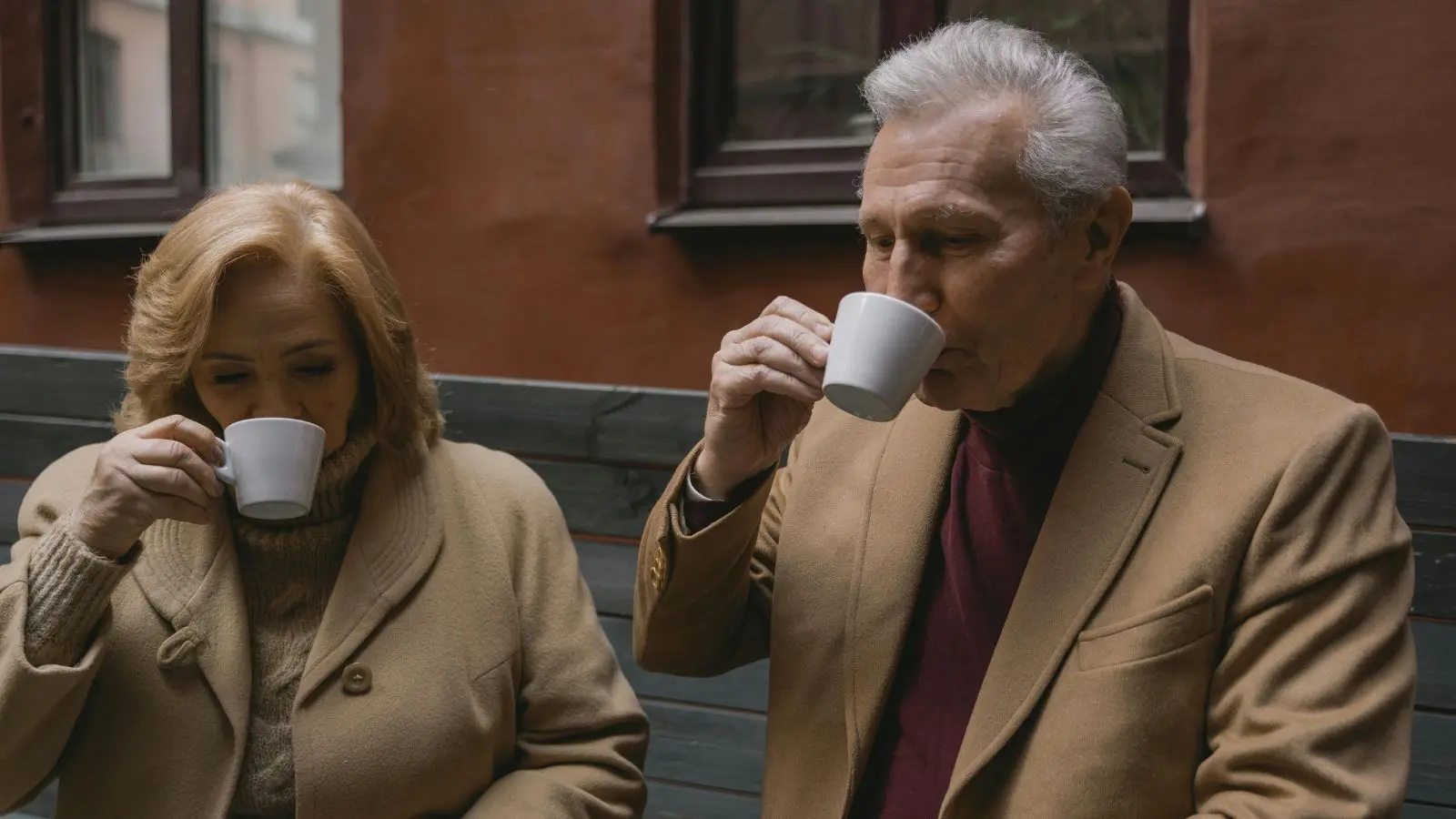 Casal de idosos tomando café.