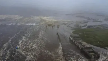 Imagem retirada de um vídeo fornecido pelo Centro Geofísico da Academia Russa de Ciências mostra uma área inundada em Severo-Kurilesk, Região de Sakhalin, Rússia, em 30 de julho de 2025.