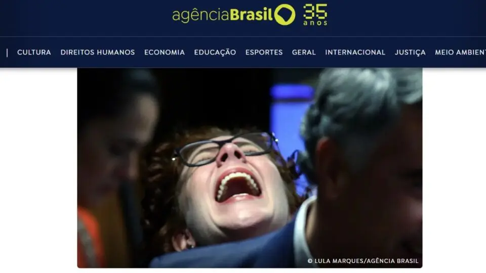 A Agência Brasil usou uma foto em que Carla Zambelli parece estar gritando, mas retirou a imagem menos de duas horas após a publicação