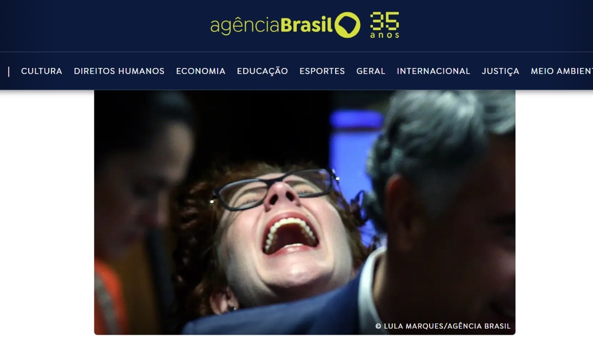 A Agência Brasil usou uma foto em que Carla Zambelli parece estar gritando, mas retirou a imagem menos de duas horas após a publicação