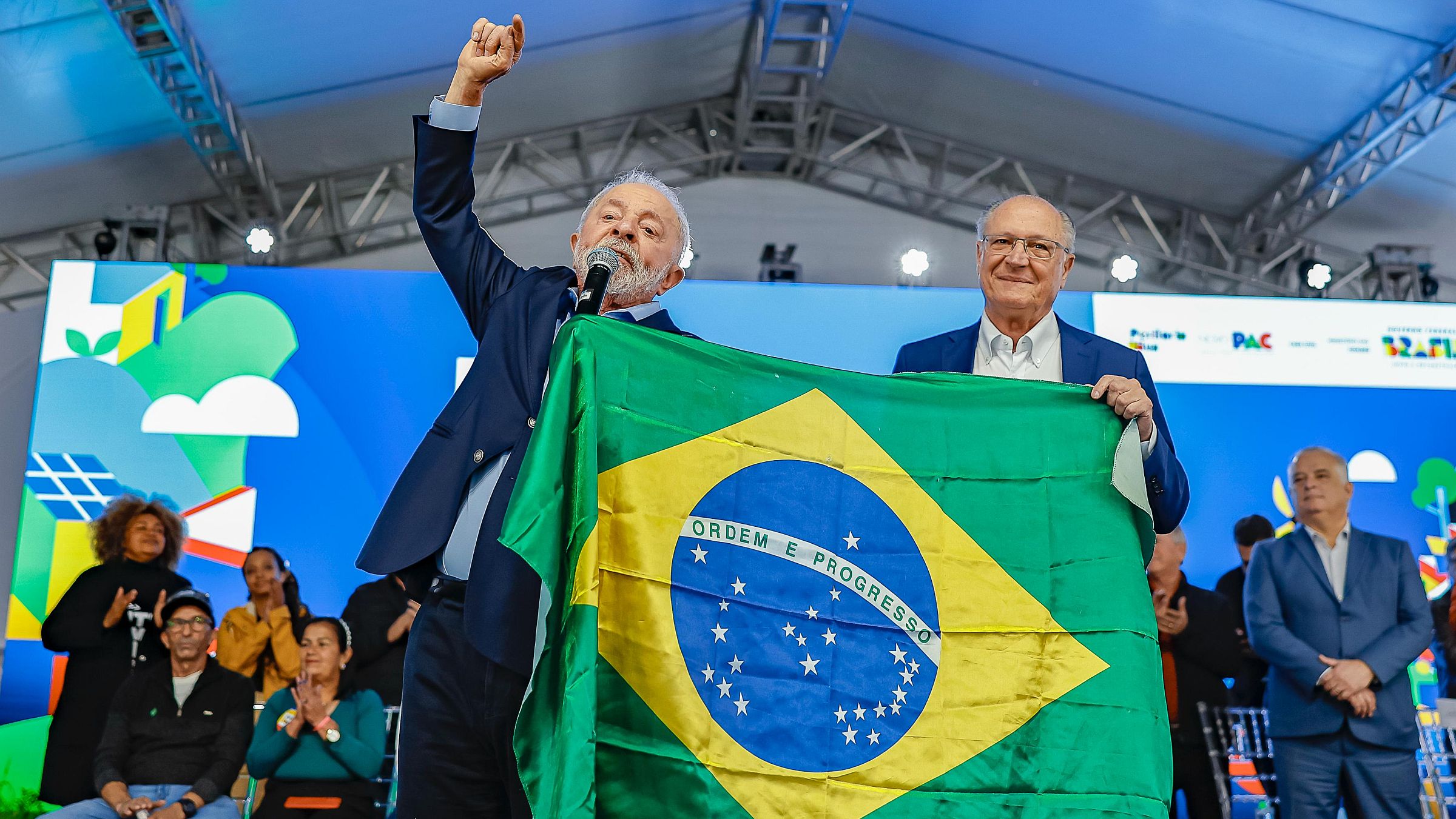 Em vez de negociar com Trump, Lula reagiu com bravatas patrióticas e discursos sobre “soberania nacional”.