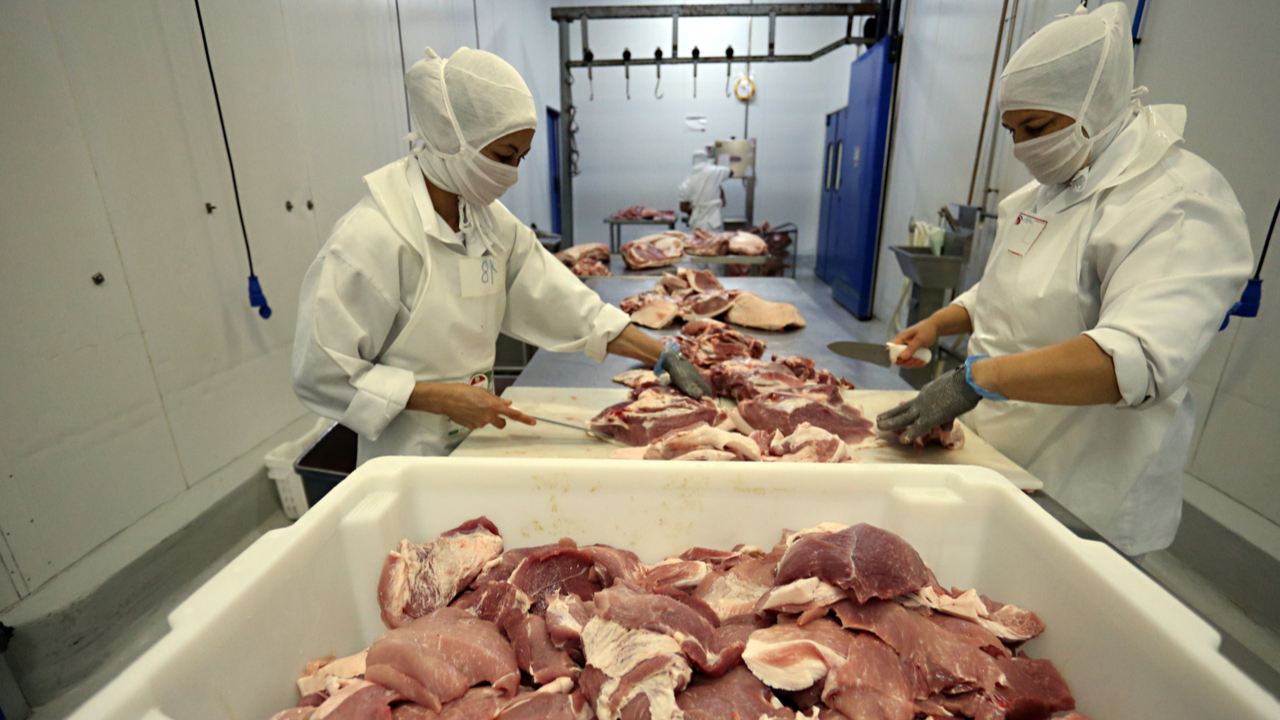 Operações no complexo de Várzea Grande (MT) da Marfrig incluem abate, desossa e processamento industrial de carne bovina. Produção destinada aos Estados Unidos está suspensa