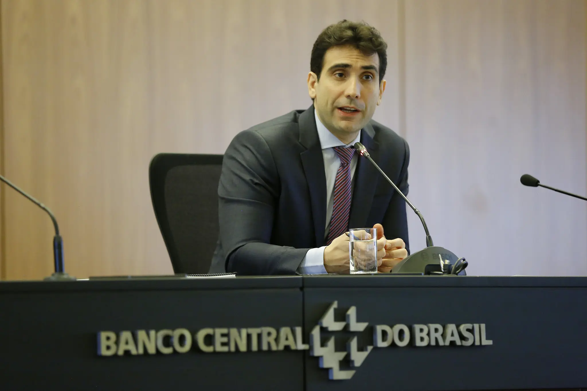 Copom interrompe ciclo de alta e mantém taxa Selic em 15% ao ano
