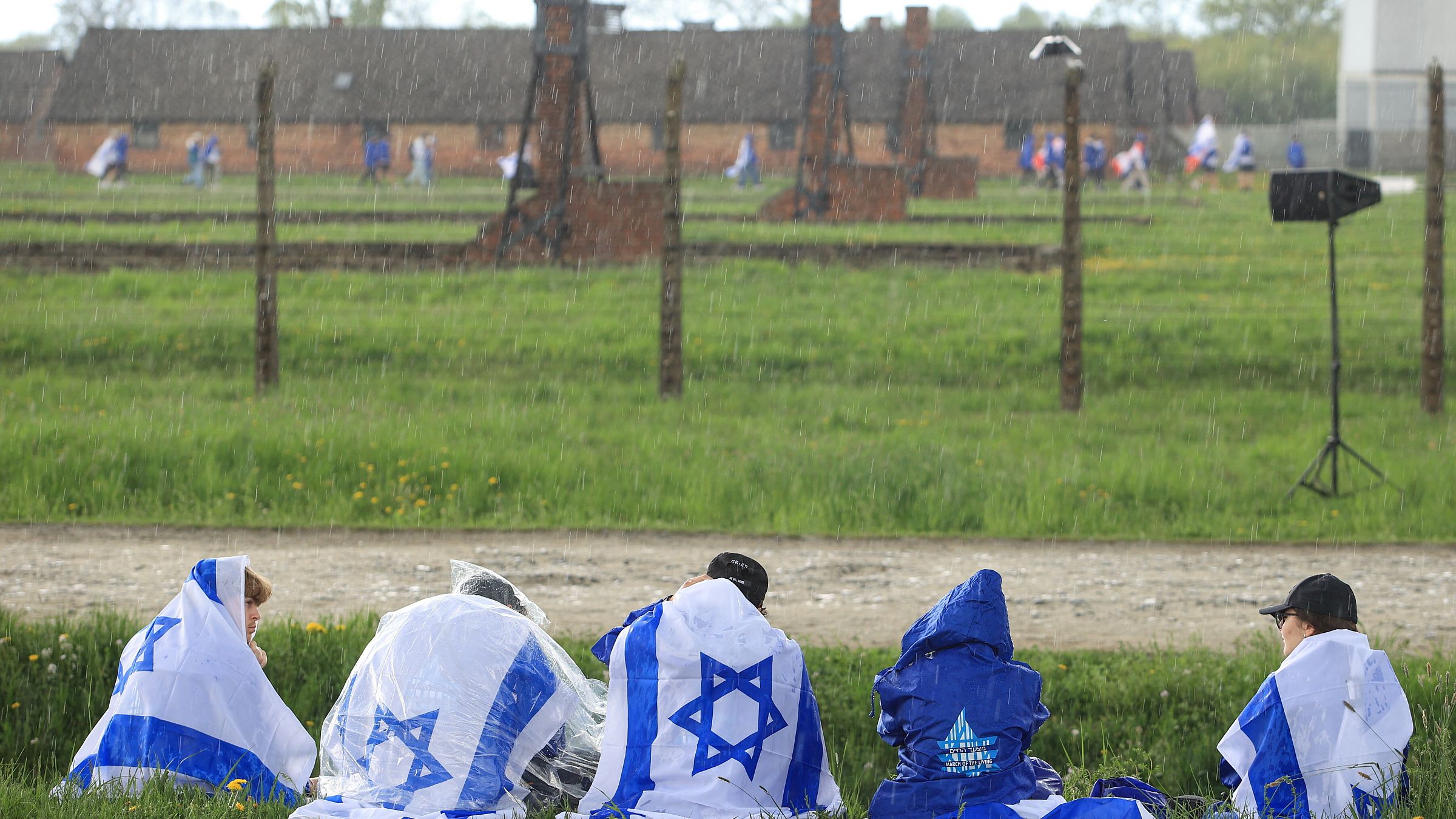 Participantes da Marcha dos Vivos, evento em memória do Holocausto realizado anualmente em Auschwitz.