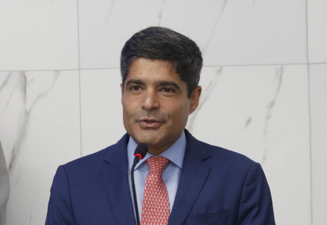 ACM Neto está na frente em todos os cenários da pesquisa para o governo da Bahia em 2026.