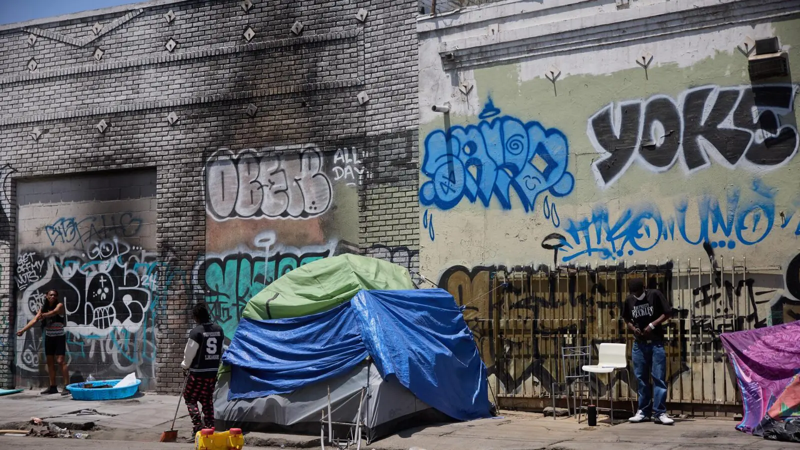 Moradores de rua em Los Angeles, em maio de 2025: governo Trump quer mudar abordagem.