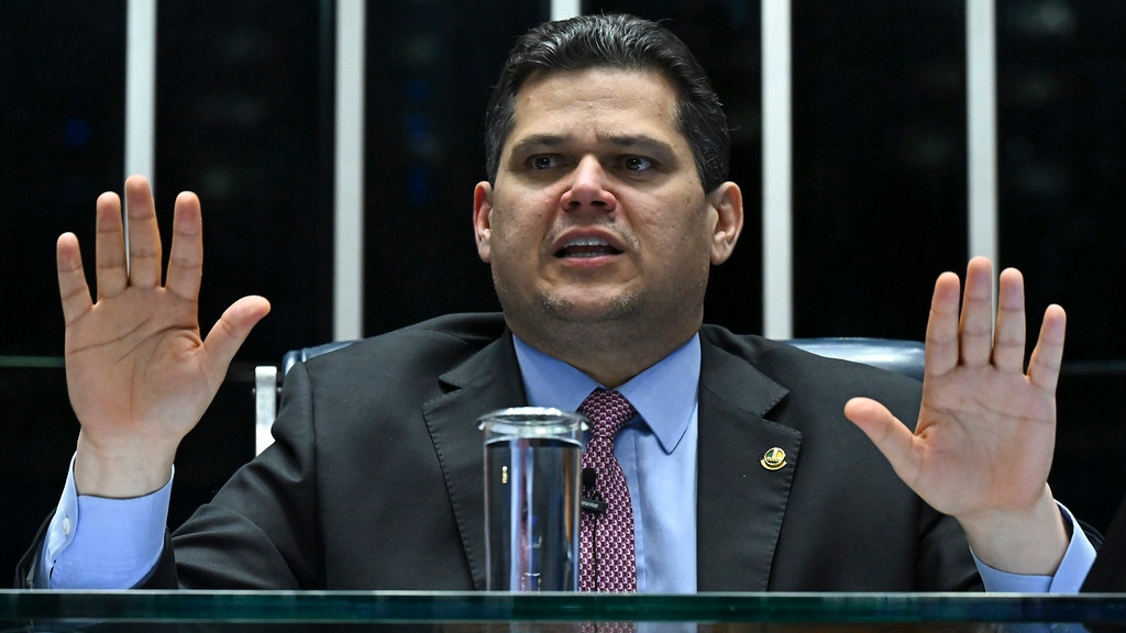 Alcolumbre diz que Congresso “não admite interferências” nos poderes brasileiros